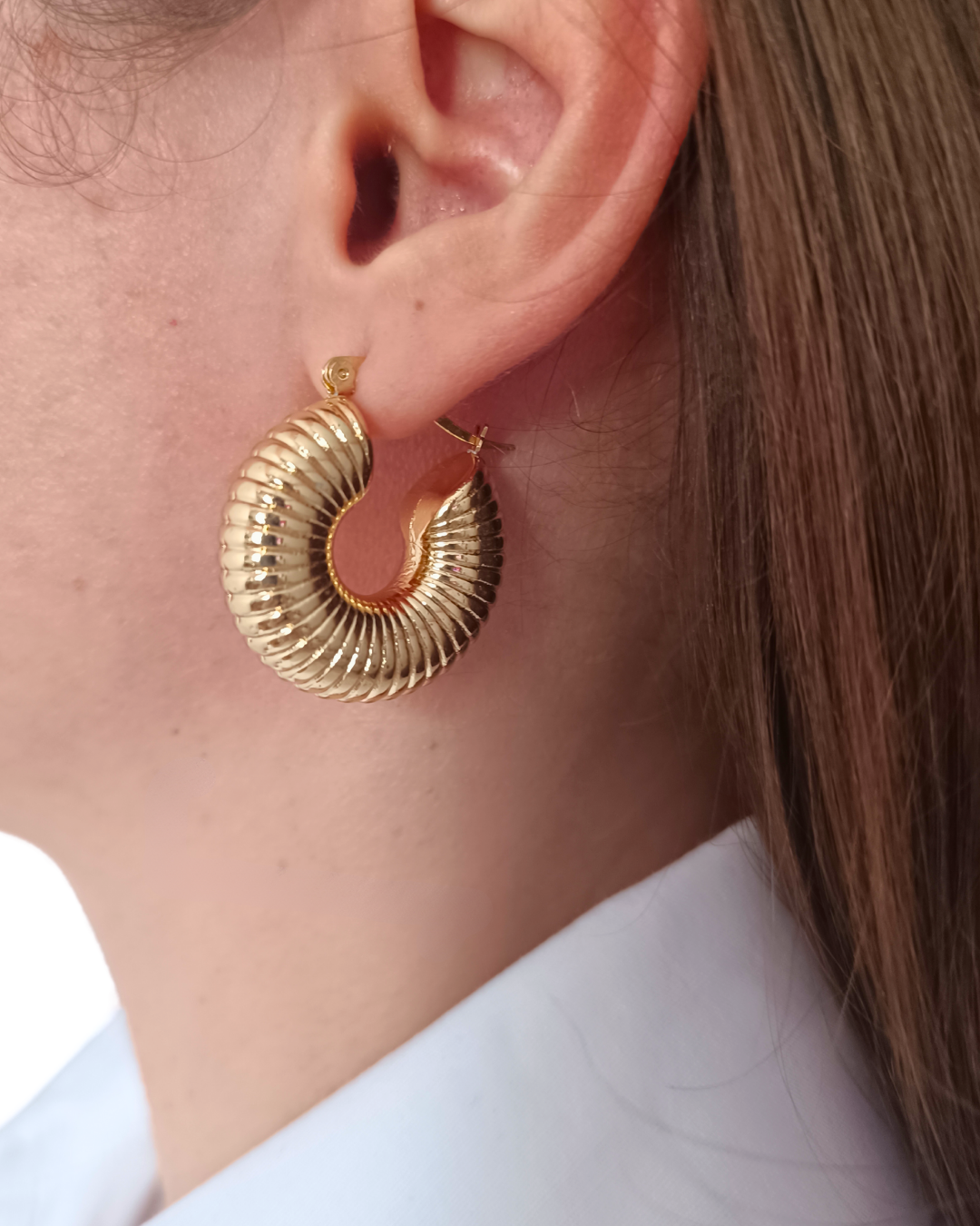 Leona - cercei verigă texturată placați cu aur 18K