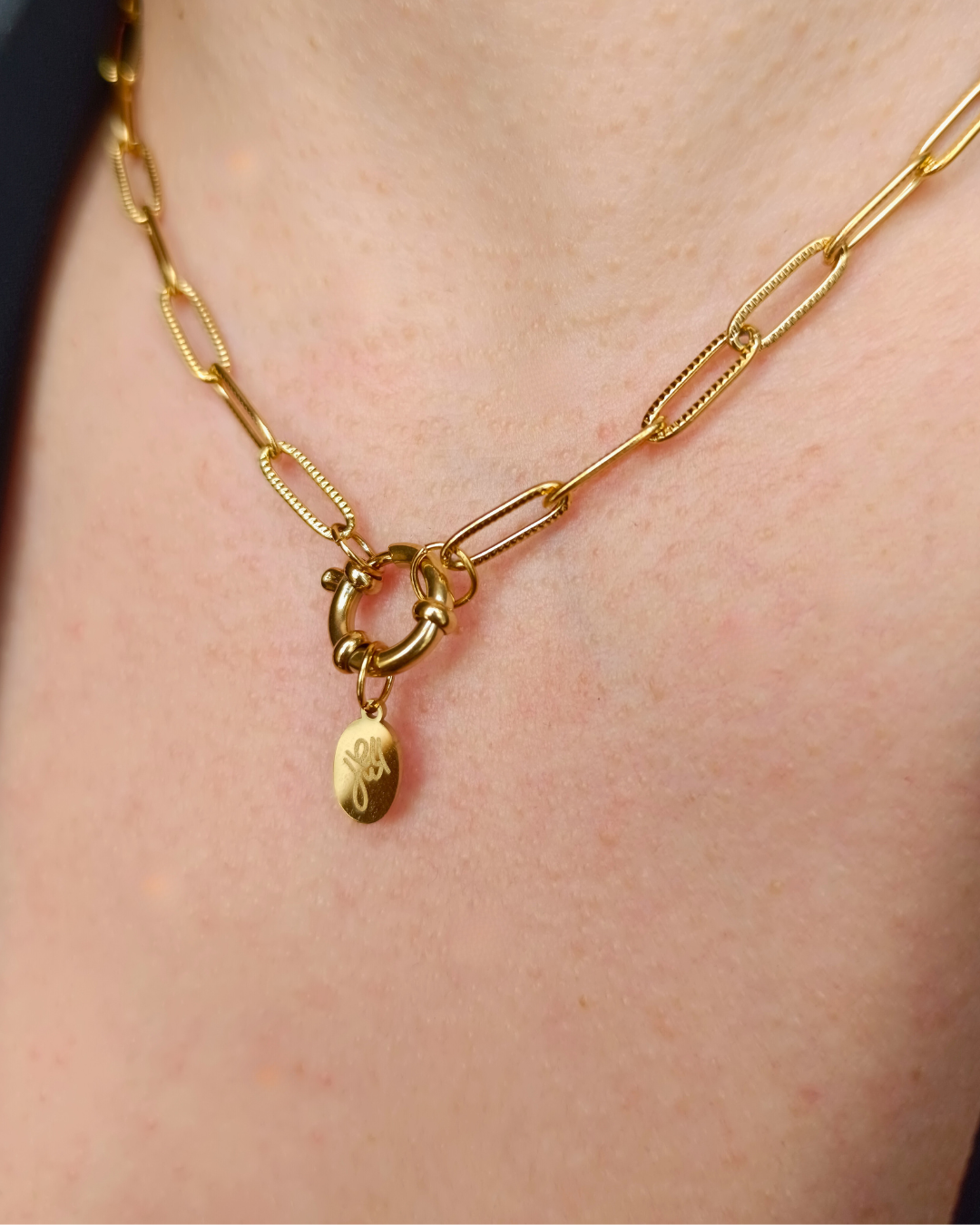 colier Cleo minimalist placat cu aur 18K, cu charm oval