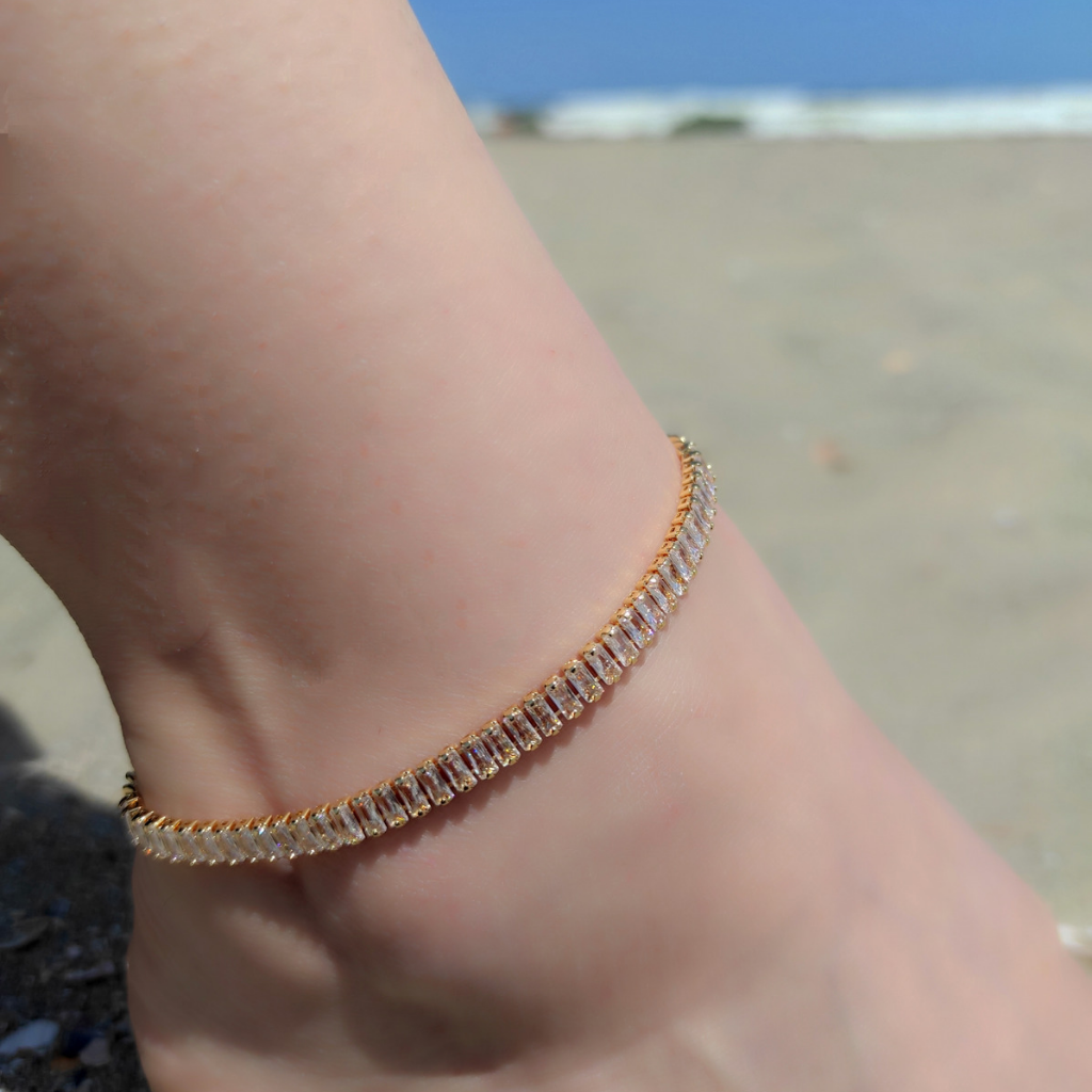 brățară de picior PEERLESS placată cu aur 18k și strasuri zirconia